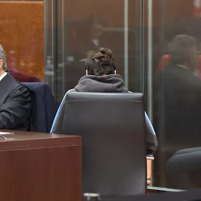 VITORIA, 13/05/2026.- El marido de Maialen Mazón (d), la mujer de 32 años que estaba embarazada de gemelos cuando fue asesinada en mayo de 2023, junto a su abogado, este miércoles durante la presentación de los informes finales de las partes en el juicio en la Audiencia de Álava. EFE/ADRIAN RUIZ HIERRO
