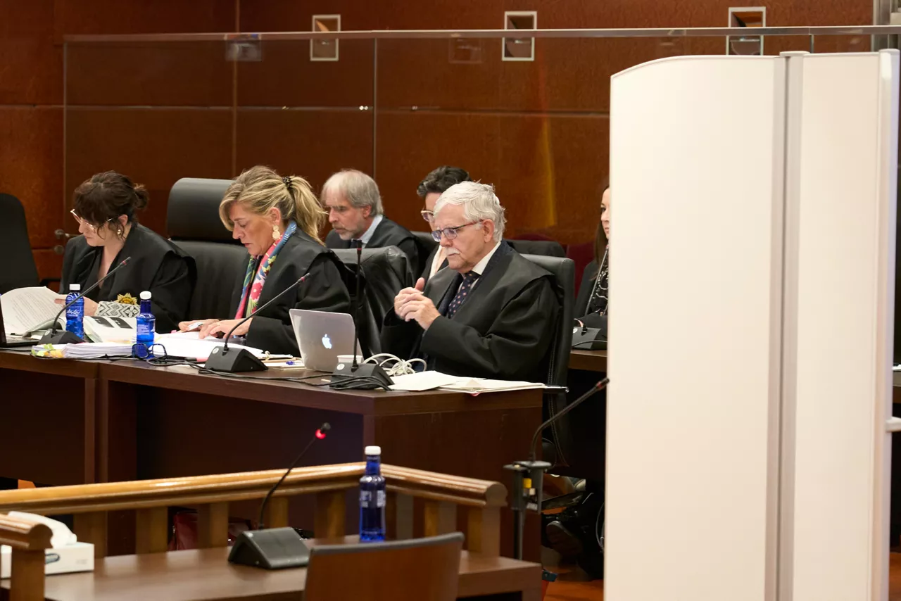 GRAFCAV2879. VITORIA, 05/05/2026.- Este martes se ha celebrado en la Audiencia Provincial de Álava la segunda sesión del juicio con jurado popular contra el presunto asesino de Maialen Mazón, la mujer de 32 años que estaba embarazada de gemelos en el momento de su asesinato en mayo de 2023. EFE/ L. Rico
