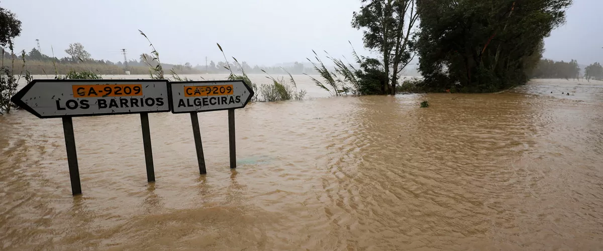 FOTODELDIA LOS BARRIOS (CÁDIZ), 04/02/2026.- La carretera que conecta Algeciras con Los Barrios (CA-9209) está cortada al tráfico por el desbordamiento del río Palmones, por el fuerte temporal que azota la zona del Campo de Gibraltar Más de 3.000 personas residentes en zonas inundables en las provincias de Cádiz, Jaén y Málaga han sido desalojadas de forma preventiva ante la posible crecida de ríos por las intensas lluvias que se esperan este miércoles, según ha informado la Agencia de Emergencias de Andalucía. EFE/ A.Carrasco Ragel
