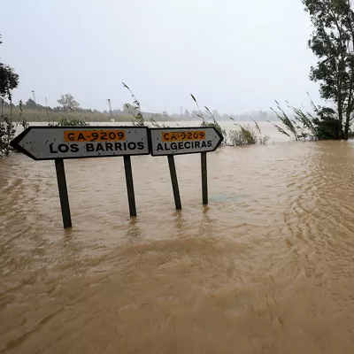 FOTODELDIA LOS BARRIOS (CÁDIZ), 04/02/2026.- La carretera que conecta Algeciras con Los Barrios (CA-9209) está cortada al tráfico por el desbordamiento del río Palmones, por el fuerte temporal que azota la zona del Campo de Gibraltar Más de 3.000 personas residentes en zonas inundables en las provincias de Cádiz, Jaén y Málaga han sido desalojadas de forma preventiva ante la posible crecida de ríos por las intensas lluvias que se esperan este miércoles, según ha informado la Agencia de Emergencias de Andalucía. EFE/ A.Carrasco Ragel
