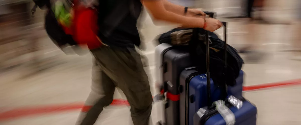 MADRID, 31/08/2025.- Varios turistas transitan por la terminal T4 del aeropuerto de Madrid Barajas a su regreso de las vacaciones de agosto, este domingo. EFE/Daniel González
