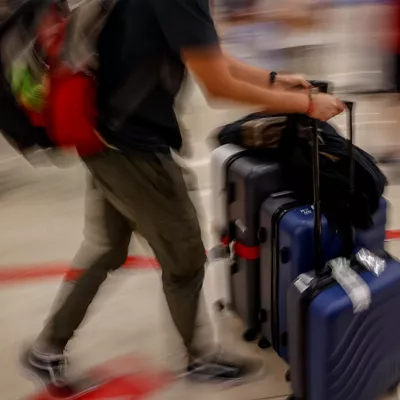 MADRID, 31/08/2025.- Varios turistas transitan por la terminal T4 del aeropuerto de Madrid Barajas a su regreso de las vacaciones de agosto, este domingo. EFE/Daniel González
