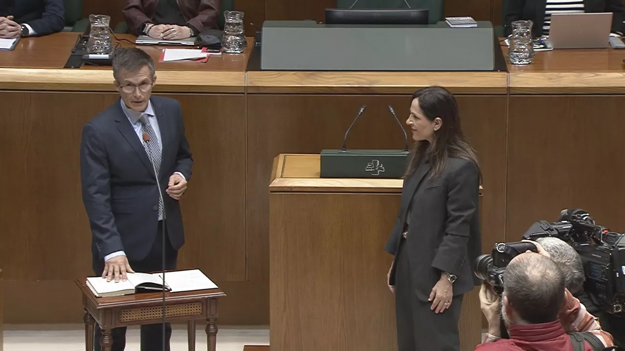 The moment Mikel Mancisidor takes office in the Ararteko, in Parliament