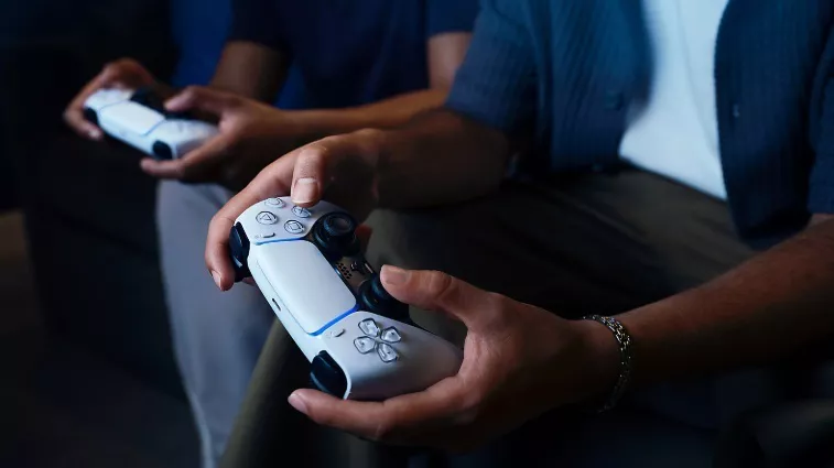 (Foto de ARCHIVO)

Persona jugando con un mando de PS5



REMITIDA / HANDOUT por PLAYSTATION

Fotografía remitida a medios de comunicación exclusivamente para ilustrar la noticia a la que hace referencia la imagen, y citando la procedencia de la imagen en la firma

21/5/2026