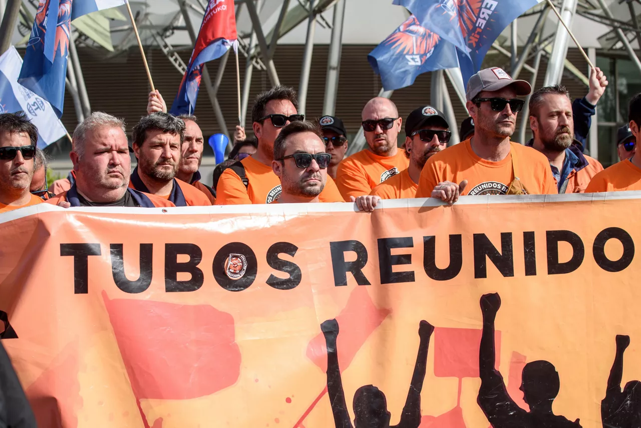 BILBAO, 20/03/2026.- Representantes del comité de empresa de Tubos Reunidos en Amurrio han comparecido este viernes en una rueda de prensa en Bilbao después de que concluyera sin acuerdo el período de consultas del Expediente de Regulación de Empleo y de que la empresa anunciara que ya ha logrado las 301 salidas previstas con trabajadores que han pedido adscribirse voluntariamente al ERE. EFE/Javier Zorrilla
