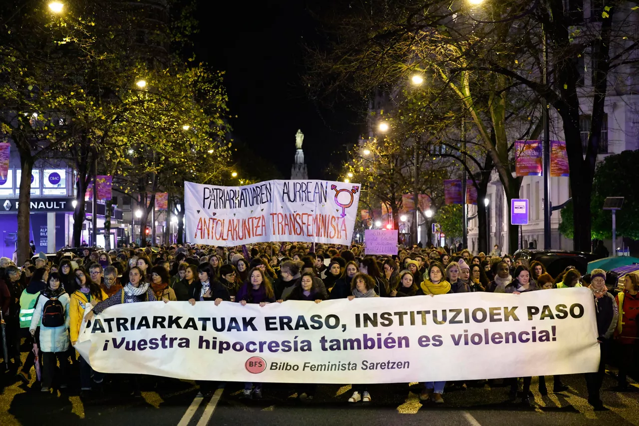 GRAFCAV6987. BILBAO, 25/11/2025.- El movimiento feminista se manifiestado este martes por las calles de Bilbao en el Día Internacional contra la Violencia de Género bajo el lema 'Patriarkatuak eraso, instituzioek paso.¡Vuestra hipocresía es violencia!'. EFE/ Miguel Toña
