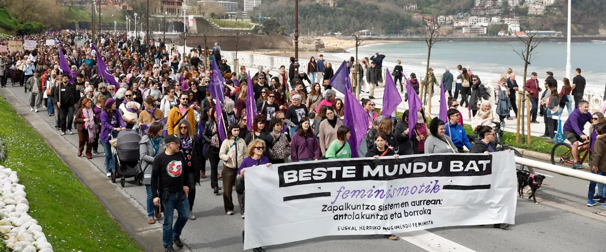 SAN SEBASTIÁN (ESPAÑA), 08/03/2026.- Manifestación convocada por el movimiento feminista con motivo de la conmemoración del 8M este domingo en San Sebastián. EFE/ Javier Etxezarreta

