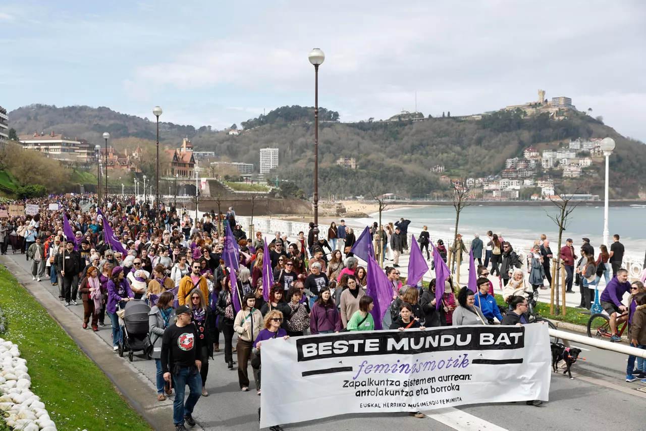 SAN SEBASTIÁN (ESPAÑA), 08/03/2026.- Manifestación convocada por el movimiento feminista con motivo de la conmemoración del 8M este domingo en San Sebastián. EFE/ Javier Etxezarreta
