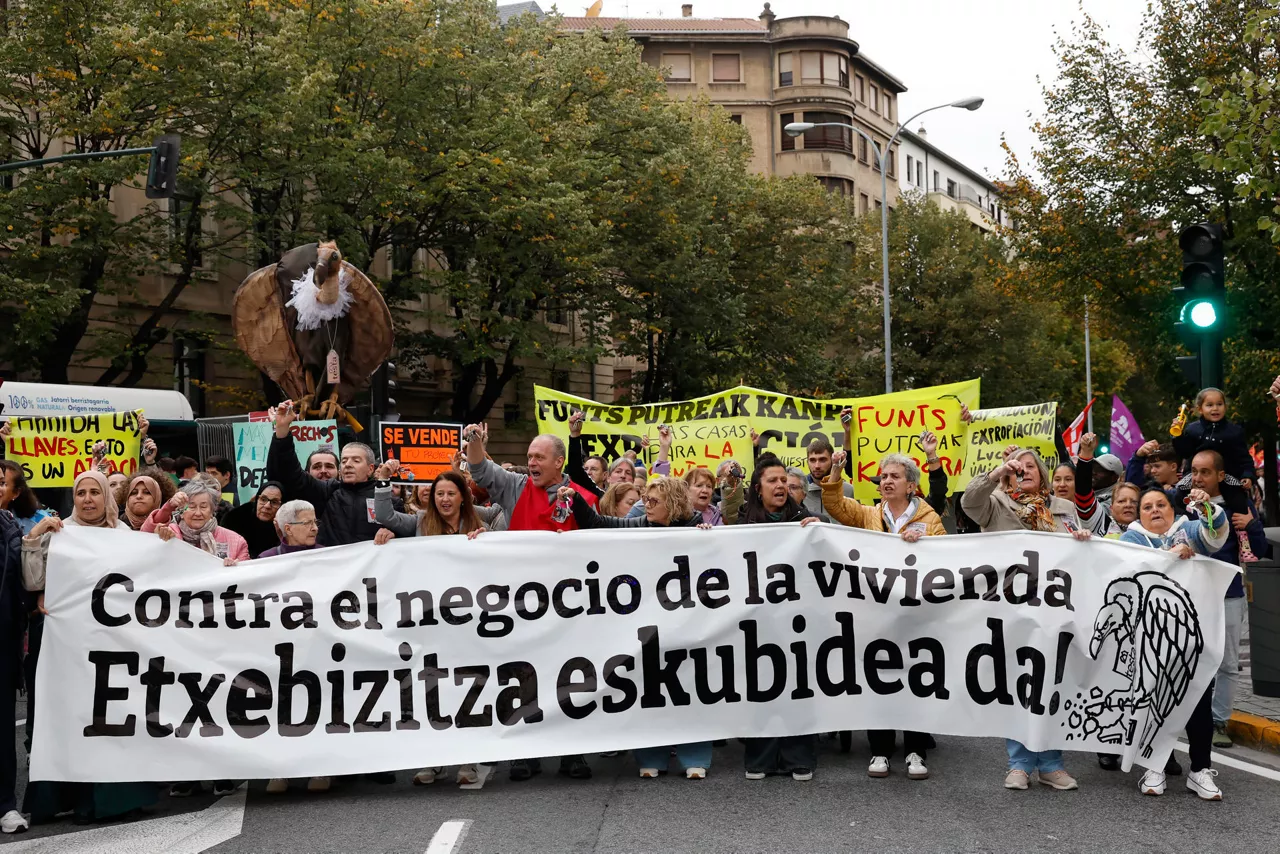 GRAFCAV825. PAMPLONA, 17/10/2026.- Las 507 familias afectadas por la finalización de sus contratos de alquiler con Testa Residencial han anunciado este sábado que permanecerán en sus viviendas cuando estos venzan, durante una manifestación que ha reunido a cientos de personas en Pamplona para exigir al Gobierno de Navarra la expropiación de los inmuebles y garantizar así su continuidad en ellos. Los participantes en la movilización convocada por LAB han reclamado medidas contra la especulación inmobiliaria y el acceso a una vivienda digna. Las familias afectadas residen en 507 viviendas situadas en los barrios de Etxabakoitz, Buztintxuri, Artika, San Jorge y Rochapea, que perdieron su calificación de vivienda de protección oficial (VPO) a principios de esta década.EFE/ Jesús Diges
