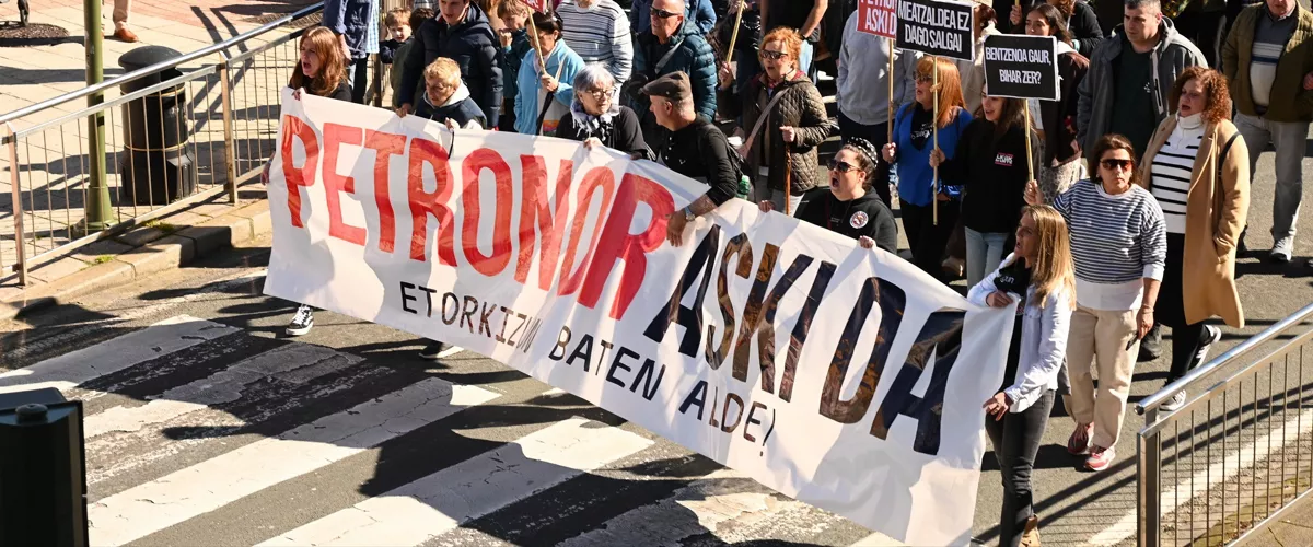 Manifestantes portan pancartas con lemas 'Petronor aski da' y 'Nos estáis matando' durante una manifestación para denunciar la fuga de benceno en una planta de Petronor, a 1 de marzo de 2026, en Abanto Zierbena y Muskiz, Vizcaya, País Vasco (España). Un escape de benceno en la refinería de Petronor, en Muskiz, obligó a confinar el pasado jueves 26 de febrero a los 8.000 vecinos de este municipio vizcaíno y a las 2.000 que residen en el barrio de Las Carreras de la vecina localidad de Abanto-Zierbena.



David de Haro / Europa Press

01 MARZO 2026;MANIFESTACIÓN

01/3/2026
