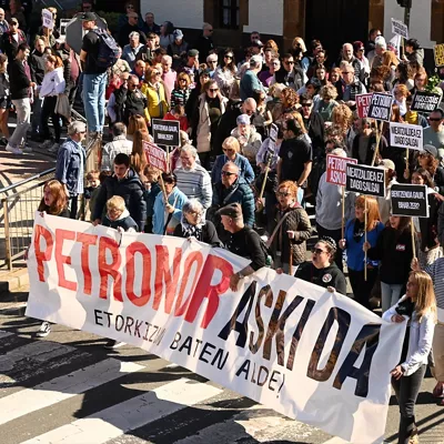 Manifestantes portan pancartas con lemas 'Petronor aski da' y 'Nos estáis matando' durante una manifestación para denunciar la fuga de benceno en una planta de Petronor, a 1 de marzo de 2026, en Abanto Zierbena y Muskiz, Vizcaya, País Vasco (España). Un escape de benceno en la refinería de Petronor, en Muskiz, obligó a confinar el pasado jueves 26 de febrero a los 8.000 vecinos de este municipio vizcaíno y a las 2.000 que residen en el barrio de Las Carreras de la vecina localidad de Abanto-Zierbena.



David de Haro / Europa Press

01 MARZO 2026;MANIFESTACIÓN

01/3/2026