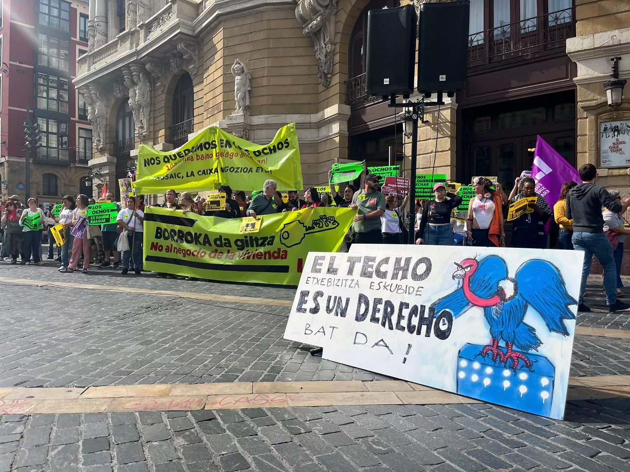 GRAFCAV328. BILBAO, 04/10/2026.-Manifestación en Bilbao, convocada por el sindicato LAB en la que participan vecinos de las viviendas de 'Los Ocho' en Erandio, para exigir cambios en la política de vivienda.EFE/Luis Tejido
