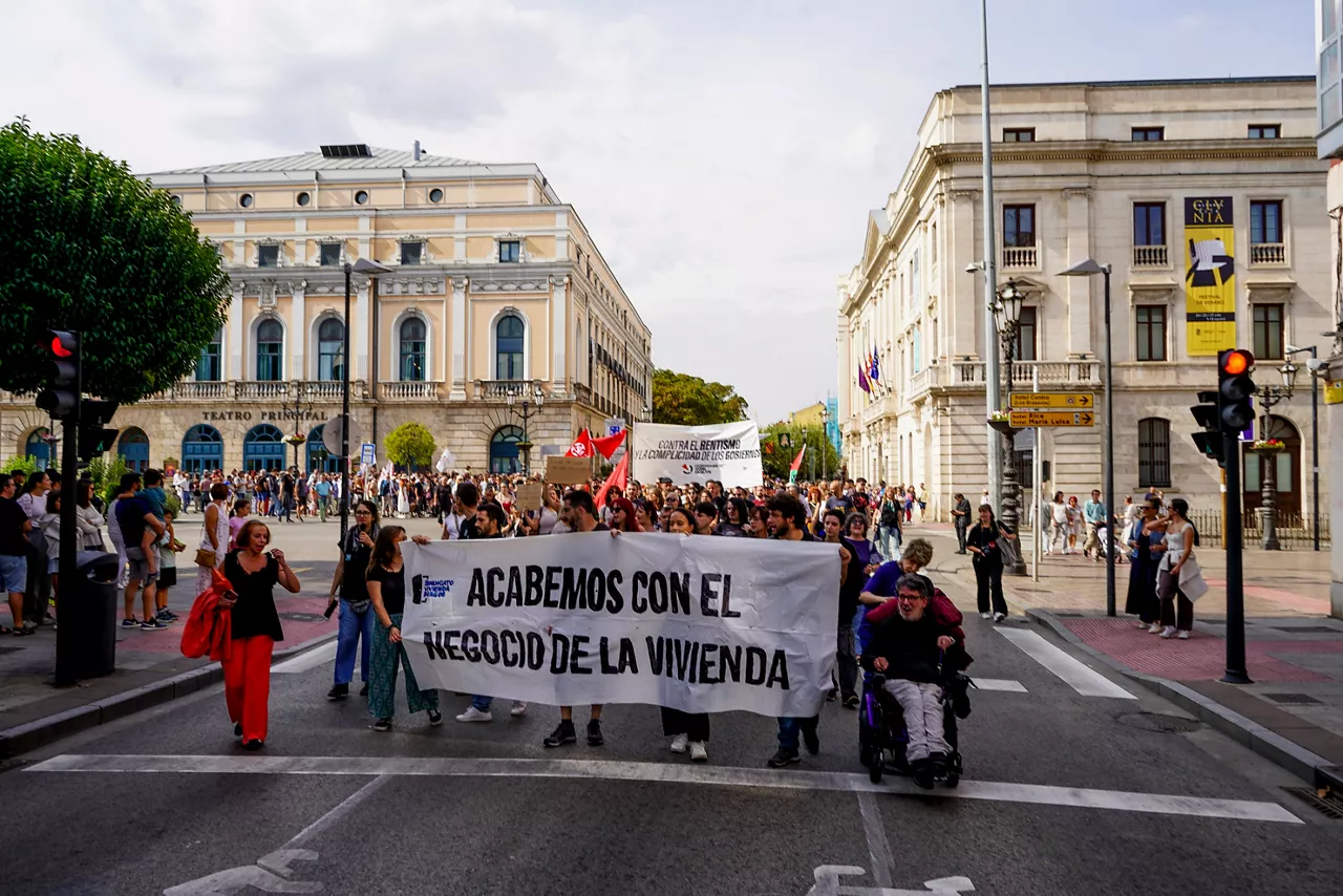 BURGOS, 27/09/2026.-El problema de acceso a la vivienda y las subidas de los precios de los alquileres no solo afectan a las grandes ciudades, como han clamado este domingo cientos de personas en una concentración en Burgos similar a las ocurridas estos días en diferentes puntos de España en contra de los desahucios y en apoyo a Maricarmen. Medio millar de personas ha secundado la convocatoria del sindicato de Vivienda para expresar así su repulsa por lo ocurrido en Madrid con el desahucio de Maricarmen. EFE/ Laura de Grado
