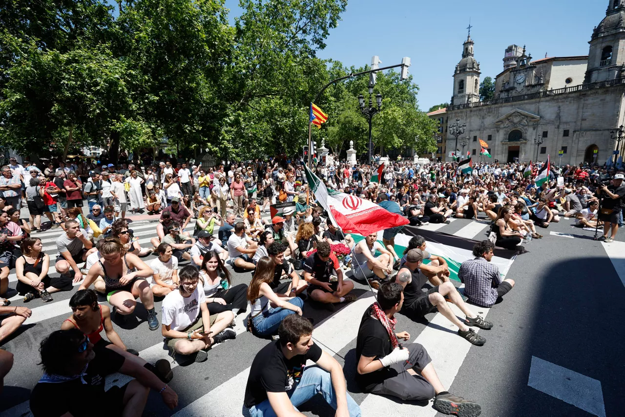 BILBAO, 24/05/2026.- Manifestación convocada por la delegación vasca de la Global Sumud Flotilla este domingo tras los incidentes registrados este sábado en el aeropuerto de Loiu a la llegada de sus compañeros. EFE/ Miguel Toña
