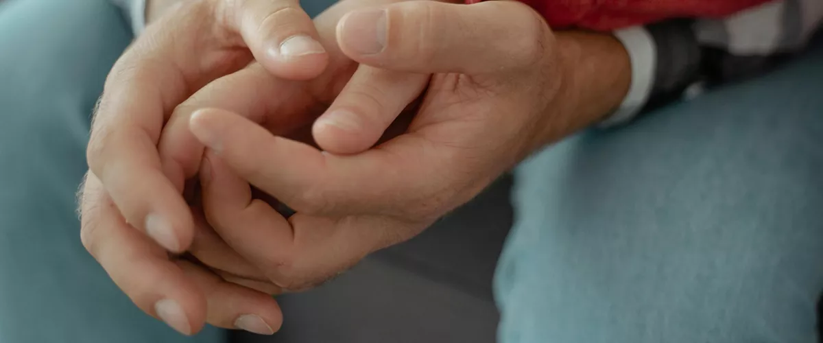 manos entrelazadas eskuak elkar hartuta