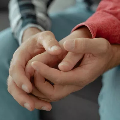 manos entrelazadas eskuak elkar hartuta