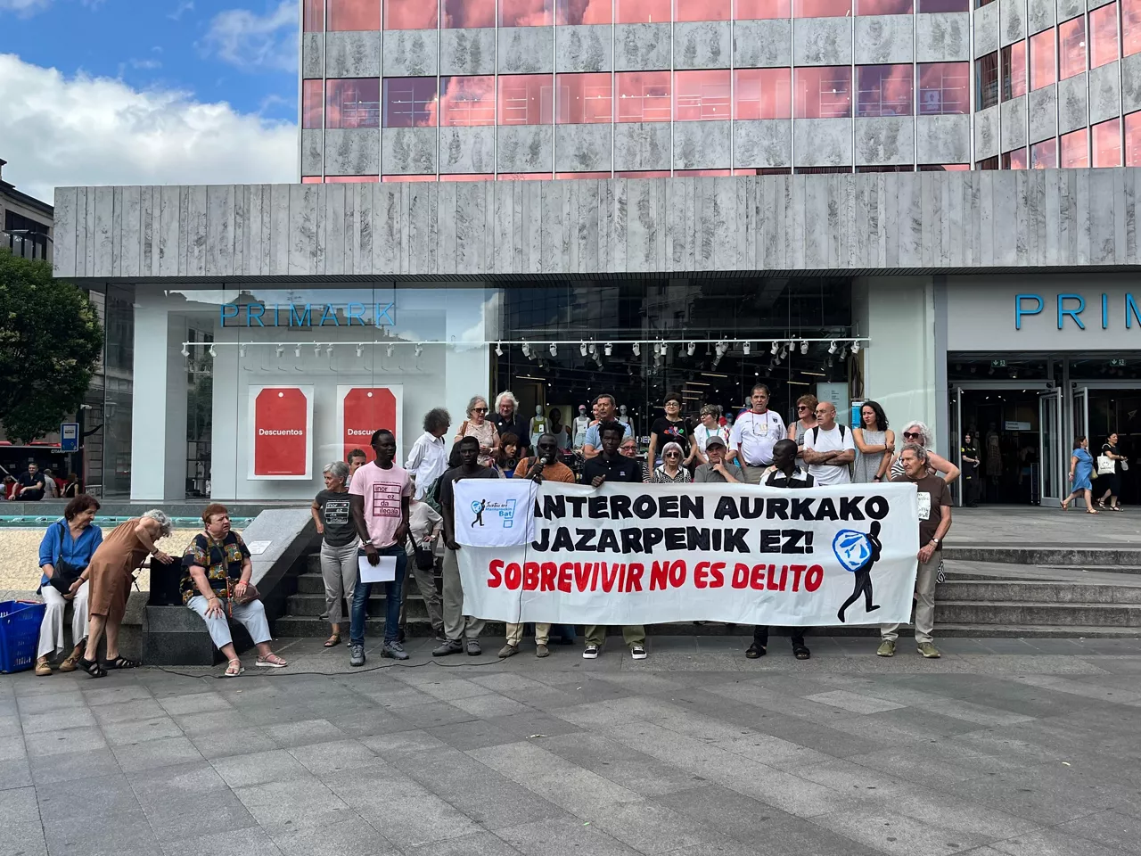 Concentración en defensa de la actividad mantera en Bilbao



EUROPA PRESS

04/7/2026