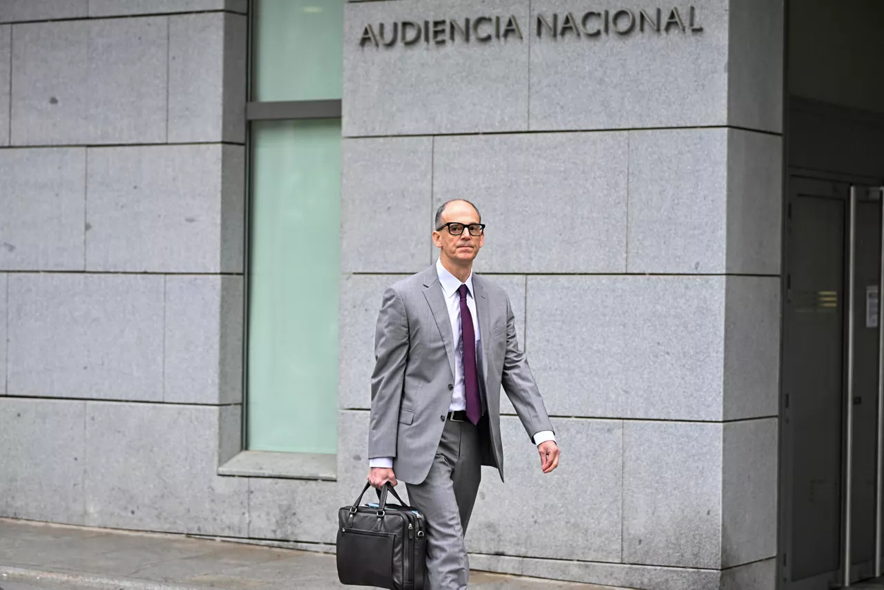 FOTODELDÍA MADRID, 29/04/2026.- El principal investigador del caso Gürtel, Manuel Morocho, inspector de la UDEF que denunció presiones de sus superiores, a su llegada para declarar este miércoles como testigo el juicio del caso Kitchen en la Audiencia Nacional, que analiza una presunta operación parapolicial para espiar al extesorero del PP Luis Bárcenas. EFE/ Fernando Villar
