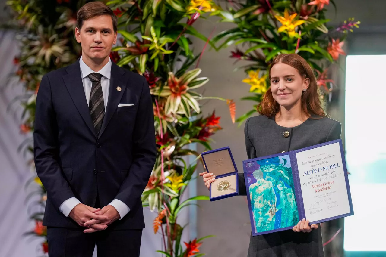 Oslo (Norway), 10/12/2025.- Daughter of the Nobel Peace Prize laureate, Ana Corina Sosa, accepts the award on behalf of her mother Maria Corina Machado from the Nobel Committee Chairman Jorgen Watne Frydnes during the Nobel Peace Prize award ceremony at Oslo City Hall in Oslo, Norway, 10 December 2025. Venezuelan opposition leader Maria Corina Machado was awarded the Nobel Peace Prize 2025 for her tireless work to secure democratic rights for the people of Venezuela, and for her fight for a just and peaceful transition from dictatorship to popular rule. Due to the circumstances in her home country of Venezuela, the Nobel Peace Prize laureate was unable to attend the award ceremony in Norway. (Noruega) EFE/EPA/OLE BERG-RUSTEN / POOL NORWAY OUT
