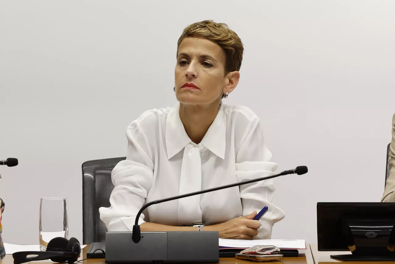 PAMPLONA, 03/09/2025.- La presidenta de Navarra, María Chivite, a instancia de la Junta de Portavoces, comparece este miércoles en comisión para explicar las iniciativas y reuniones para sacar adelante la iniciativa empresarial promovida por el grupo chino Qinghai en Mina Muga y la posterior renuncia del grupo inversor. EFE/ Villar López
