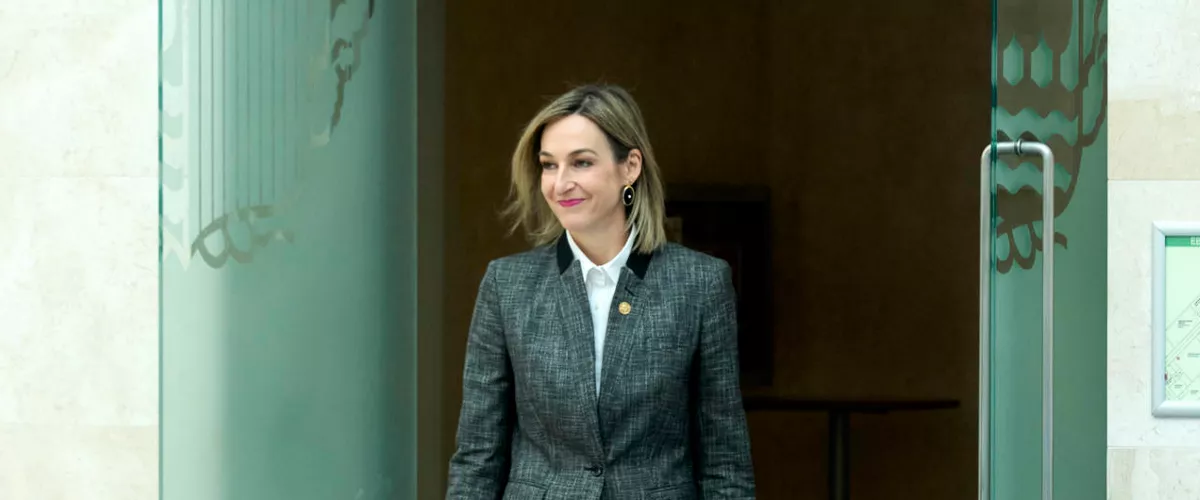 VITORIA, 15/01/2026.- La consejera de Gobernanza, Administración Digital y Autogobierno del Gobierno Vasco, María Ubarretxena, ha comparecido este jueves para anunciar que los gobiernos central y vasco han cerrado en el último momento el traspaso a Euskadi de cinco nuevas competencias, entre ellas las prestaciones de desempleo, un día antes de la celebración de la Comisión Mixta de Transferencias que hasta este jueves estaba en el aire por discrepancias entre ambos ejecutivos que han elevado la tensión política entre el PNV y el PSE. EFE/ L. Rico
