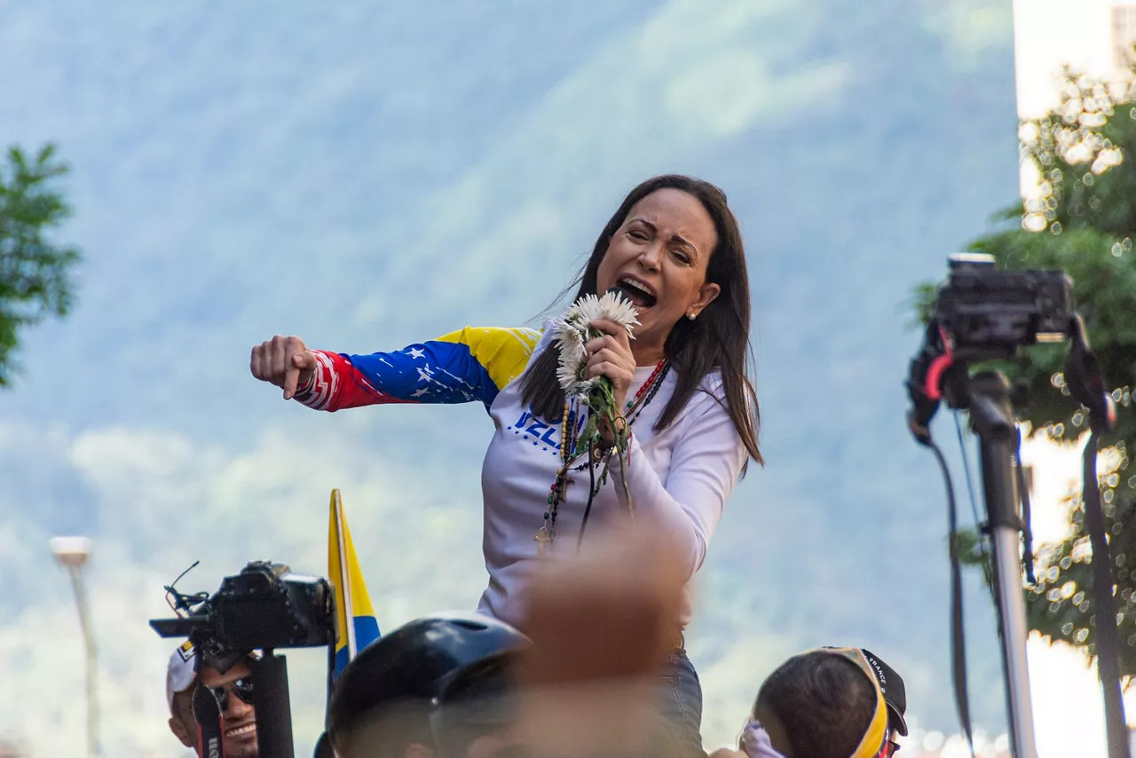 La líder opositora venezolana María Corina Machado, interviene en plena calle, a 9 de enero de 2025, en Caracas (Venezuela). El equipo de campaña de la líder opositora venezolana María Corina Machado ha denunciado que la destacada disidente ha sido "violentamente interceptada" a su salida de la manifestación organizada en Chacao, en el área metropolitana de la capital venezolana, Caracas. Machado ha acudido este jueves a Chacao para participar en las manifestaciones en favor de la victoria del candidato opositor Edmundo González en las últimas elecciones presidenciales venezolanas y a escasas horas de la teórica toma de posesión del veterano opositor.