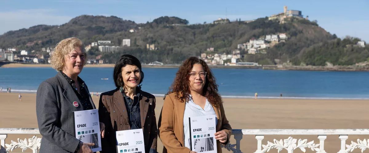 La consejera de Bienestar, Juventud y Reto Demográfico, Nerea Melgosa (i), y la vicerrectora de Relaciones Institucionales y Cultura de la EHU, Marian Iriarte