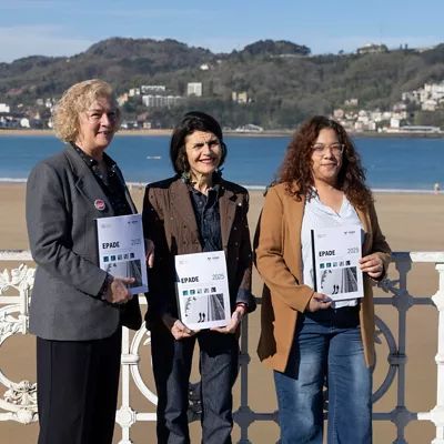 La consejera de Bienestar, Juventud y Reto Demográfico, Nerea Melgosa (i), y la vicerrectora de Relaciones Institucionales y Cultura de la EHU, Marian Iriarte