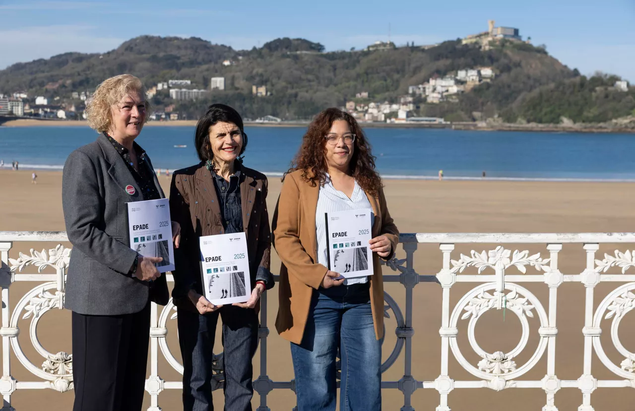 La consejera de Bienestar, Juventud y Reto Demográfico, Nerea Melgosa (i), y la vicerrectora de Relaciones Institucionales y Cultura de la EHU, Marian Iriarte