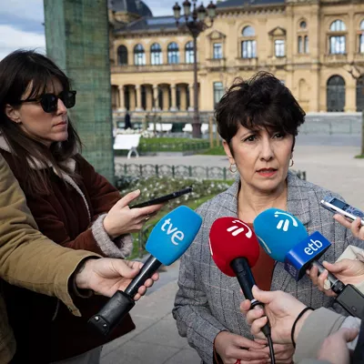 SAN SEBASTIÁN, 07/02/2026.- La portavoz del PNV en el Congreso, Maribel Vaquero, ha hecho declaraciones a los medios de comunicación este sábado en San Sebastián sobre asuntos de actualidad política. EFE/Javier Etxezarreta
