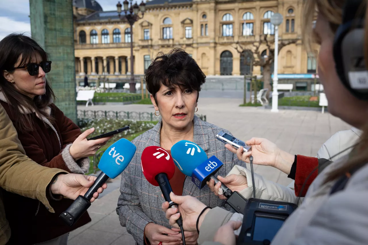 SAN SEBASTIÁN, 07/02/2026.- La portavoz del PNV en el Congreso, Maribel Vaquero, ha hecho declaraciones a los medios de comunicación este sábado en San Sebastián sobre asuntos de actualidad política. EFE/Javier Etxezarreta
