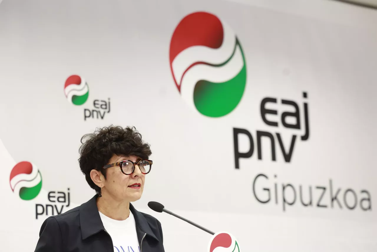 SAN SEBASTIÁN, 10/10/2026.- La portavoz del PNV en el Congreso, Maribel Vaquero, ofrece una rueda de prensa para informar del trabajo realizado por el grupo vasco en esta última legislatura, que ha finalizado tras la convocatoria de elecciones generales para el próximo 29 de noviembre. EFE/Juan Herrero.
