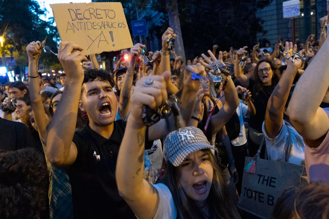BARCELONA, 23/09/2026.- Unos centenares de personas han salido a la calle este miércoles en Barcelona al grito de "Maricarmen no estás sola" para protestar por el desahucio de esta anciana en Madrid. El Sindicat de Llogateres, el El Sindicat d’Habitatge Socialista de Catalunya (SHSC) y otras entidades han convocado una protesta en la calle Mallorca, frente a la Delegación del Gobierno en Cataluña, tras el desahucio de Maricarmen, una mujer de 87 años con discapacidad que residía desde hace siete décadas en una vivienda de la calle Alcalde Sáinz de Baranda de Madrid. EFE/Marta Pérez
