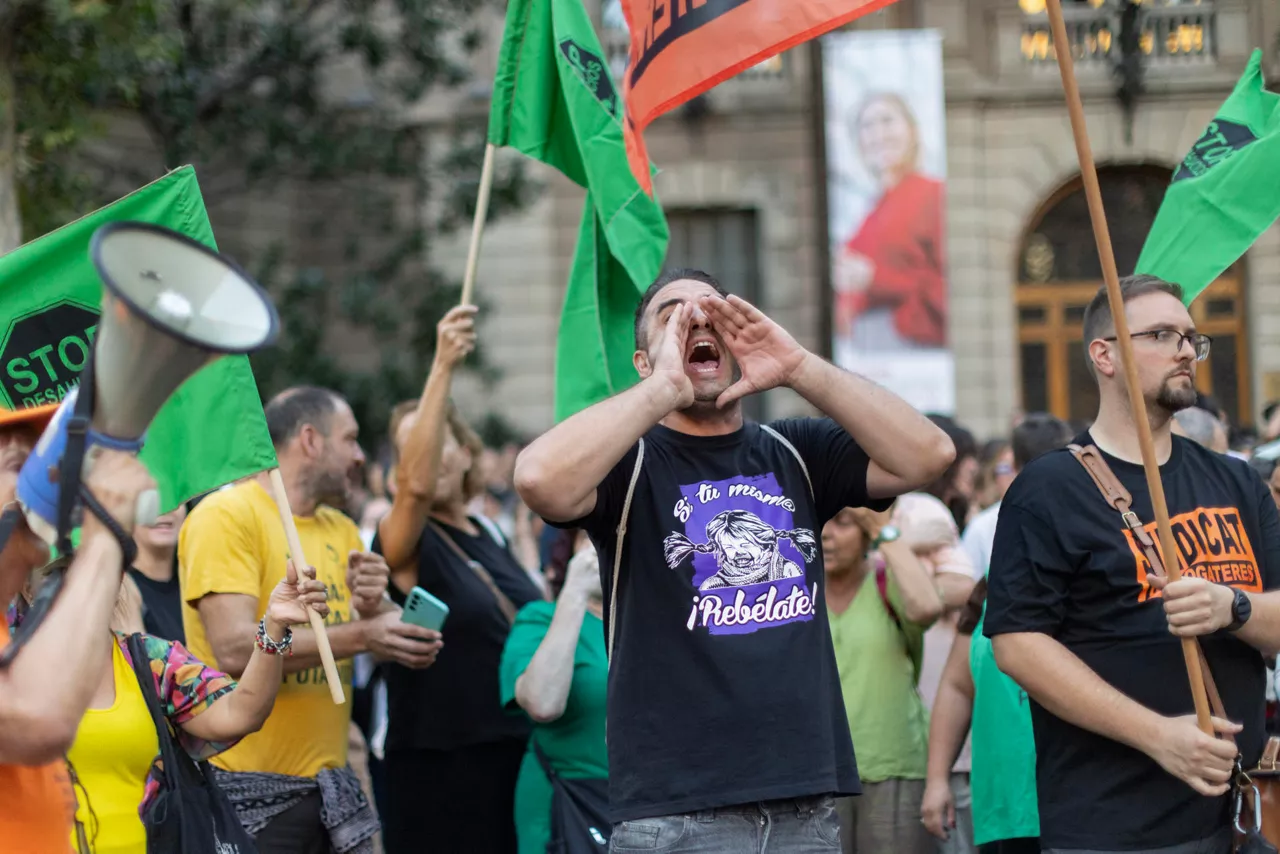 BARCELONA, 23/09/2026.- Unos centenares de personas han salido a la calle este miércoles en Barcelona al grito de "Maricarmen no estás sola" para protestar por el desahucio de esta anciana en Madrid. El Sindicat de Llogateres, el El Sindicat d’Habitatge Socialista de Catalunya (SHSC) y otras entidades han convocado una protesta en la calle Mallorca, frente a la Delegación del Gobierno en Cataluña, tras el desahucio de Maricarmen, una mujer de 87 años con discapacidad que residía desde hace siete décadas en una vivienda de la calle Alcalde Sáinz de Baranda de Madrid. EFE/Marta Pérez
