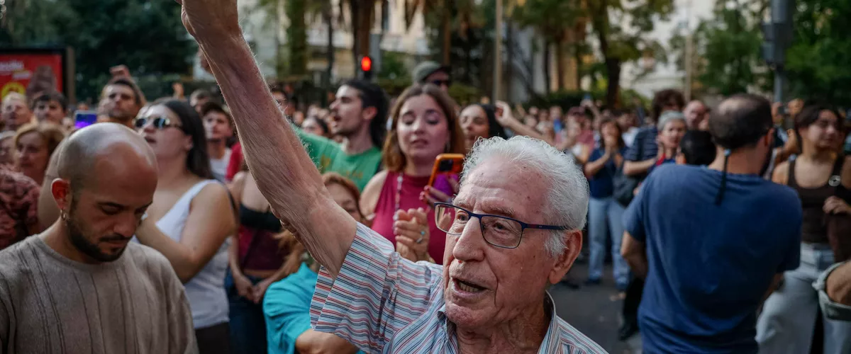 MADRID, 23/09/2026.-   Varios centenares de personas se han concentrado frente al polémico ático comprado por la Comunidad de Madrid en el barrio de Chamberí para reclamar el "ático de Ayuso para Maricarmen", la anciana de 87 años que ha hecho frente este miércoles a la ejecución del desahucio de su vivienda. EFE/ Daniel González
