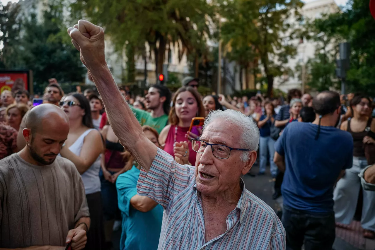 MADRID, 23/09/2026.-   Varios centenares de personas se han concentrado frente al polémico ático comprado por la Comunidad de Madrid en el barrio de Chamberí para reclamar el "ático de Ayuso para Maricarmen", la anciana de 87 años que ha hecho frente este miércoles a la ejecución del desahucio de su vivienda. EFE/ Daniel González

