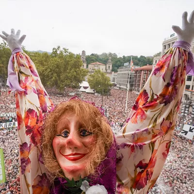 (Foto de ARCHIVO)

Marijaia durante el comienzo de la Semana Grande de Bilbao 2025, en el Teatro Arriaga, a 16 de agosto de 2025, en Bilbao, Vizcaya, País Vasco (España). La Bilboko Aste Nagusia es la principal fiesta de Bilbao, que se celebra anualmente durante nueve días a partir del sábado siguiente al 15 de agosto. El inicio de las fiesta lo marca la lectura del pregón y el lanzamiento del txupín (cohete) por parte de la txupinera. Instantes después aparece en el balcón la gran Marijaia, personaje ficticio cuyo nombre significa señora de las fiestas, que presidirá las fiestas de la ciudad hasta que la quemen el último día.



Iñaki Berasaluce / Europa Press

16 AGOSTO 2025;BILBOKO ASTE NAGUSIA;BILBO;FIESTA;ASTE NAGUSIA;SEMANA GRANDE;EUSKADI;FIESTA;

16/8/2025