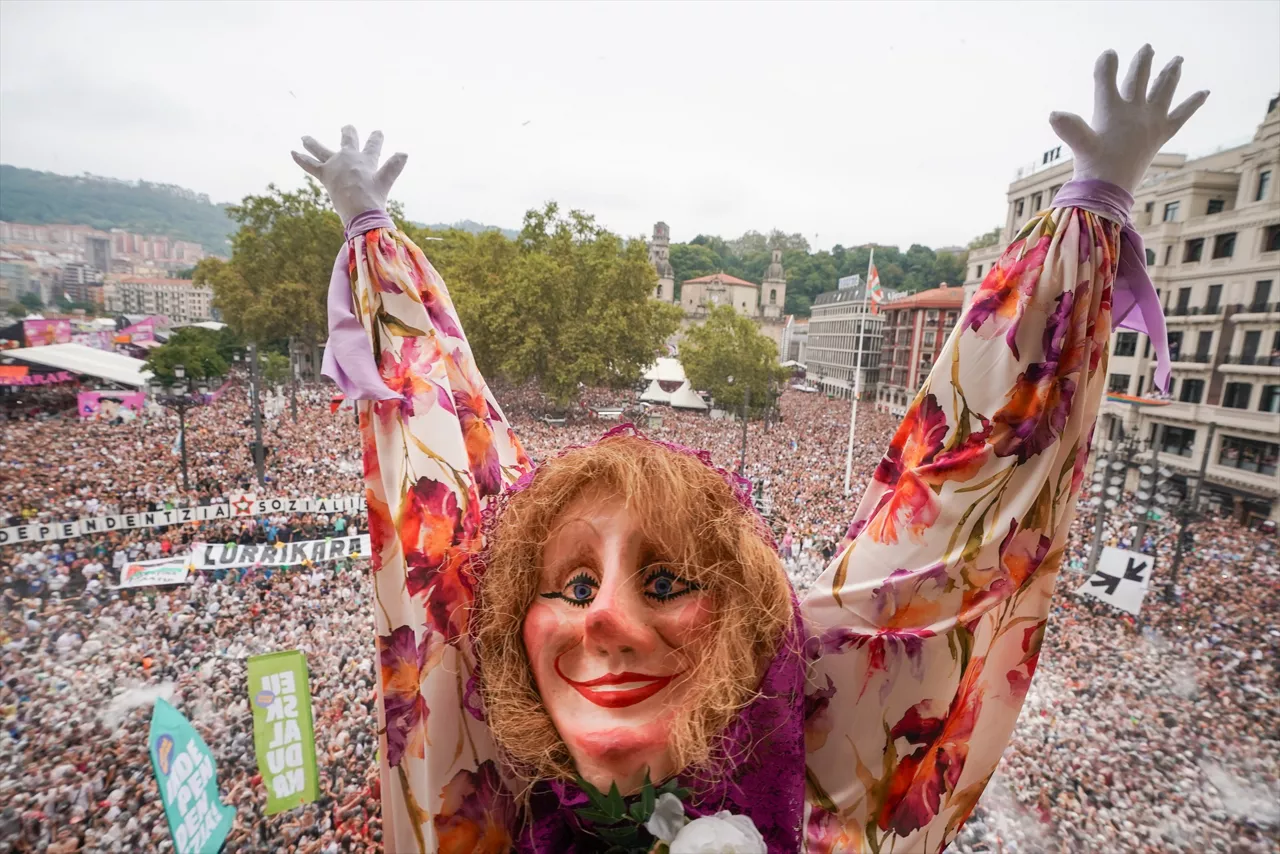 (Foto de ARCHIVO)

Marijaia durante el comienzo de la Semana Grande de Bilbao 2025, en el Teatro Arriaga, a 16 de agosto de 2025, en Bilbao, Vizcaya, País Vasco (España). La Bilboko Aste Nagusia es la principal fiesta de Bilbao, que se celebra anualmente durante nueve días a partir del sábado siguiente al 15 de agosto. El inicio de las fiesta lo marca la lectura del pregón y el lanzamiento del txupín (cohete) por parte de la txupinera. Instantes después aparece en el balcón la gran Marijaia, personaje ficticio cuyo nombre significa señora de las fiestas, que presidirá las fiestas de la ciudad hasta que la quemen el último día.



Iñaki Berasaluce / Europa Press

16 AGOSTO 2025;BILBOKO ASTE NAGUSIA;BILBO;FIESTA;ASTE NAGUSIA;SEMANA GRANDE;EUSKADI;FIESTA;

16/8/2025