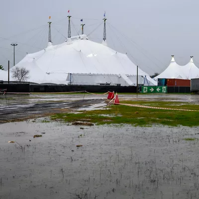 SEVILLA, 07/02/2026.- El Circo del Sol que se encuentra en el sevillano Charco de la Pava, a escasos metros del cauce del Guadalquivir y en el exterior del muro de contención, durante el paso de la borrasca Marta en Andalucía.. EFE/ Raúl Caro.
