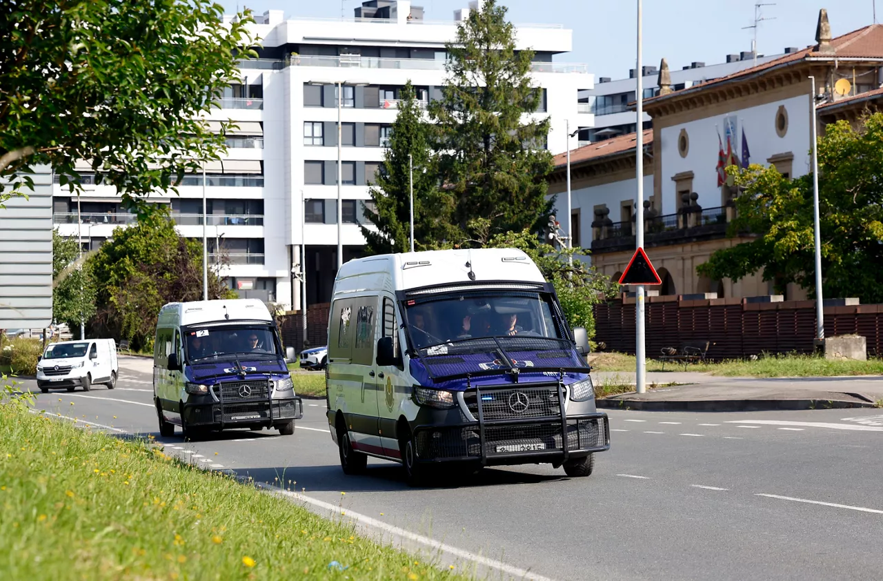 GRAFCAV5005. SAN SEBASTIÁN (ESPAÑA), 17/06/2026.- El traslado de los presos de la antigua cárcel de Martutene (en la imagen), a la nueva de Zubieta en San Sebastián se desarrolla este miércoles en un convoy policial integrado por media docena de furgonetas de la Ertzaintza, escoltadas por vehículos policiales, que realizarán varios viajes a lo largo de la mañana. EFE/ Juan Herrero
