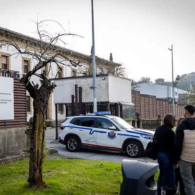SAN SEBASTIÁN, 23/03/2026.- Vista de la cárcel de Martutene de San Sebastián este lunes, tras la concesión de un régimen de semilibertad a la exjefa de ETA Soledad Iparraguirre, 'Anboto', en aplicación del artículo 100.2 del Reglamento Penitenciario, el mismo que se otorgó en su día al exdirigente de ETA Garikoitz Aspiazu, Txeroki. EFE/Javier Etxezarreta
