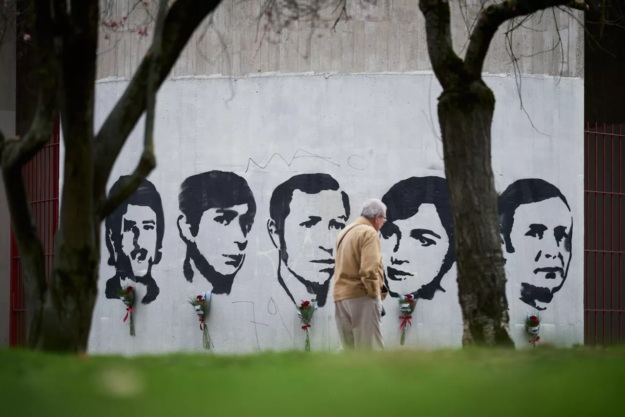 VITORIA, 01/03/2026.- El próximo 3 de marzo se cumplen cincuenta años de la masacre de Vitoria y todas las denuncias interpuestas para depurar responsabilidades y procesar penalmente a los inductores de las cargas policiales que se sucedieron ese día han fracasado, aunque las víctimas sí han logrado tras años de lucha ser reconocidas como tales por parte de las instituciones. EFE/ Adrián Ruiz Hierro
