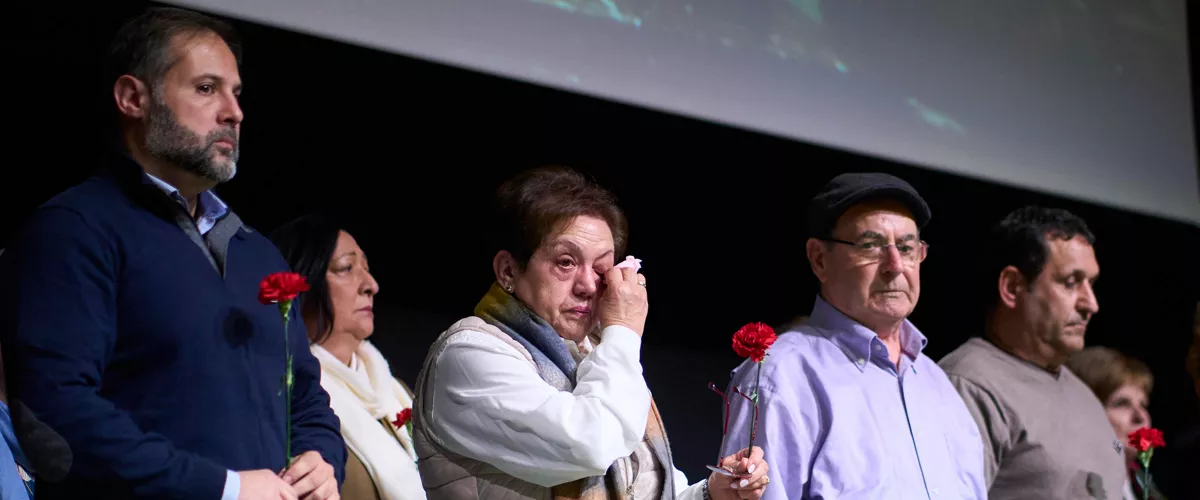 VITORIA, 28/02/2026.- Familiares de las víctimas de la masacre del 3 de Marzo en 1976 en Vitoria, en la que la policía armada mató a cinco trabajadores en una asamblea, en el acto de homenaje que se ha celebrado este sábado en Vitoria. EFE/Adrián Ruiz Hierro
