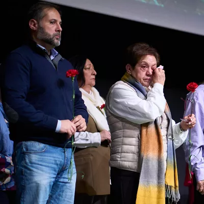 VITORIA, 28/02/2026.- Familiares de las víctimas de la masacre del 3 de Marzo en 1976 en Vitoria, en la que la policía armada mató a cinco trabajadores en una asamblea, en el acto de homenaje que se ha celebrado este sábado en Vitoria. EFE/Adrián Ruiz Hierro

