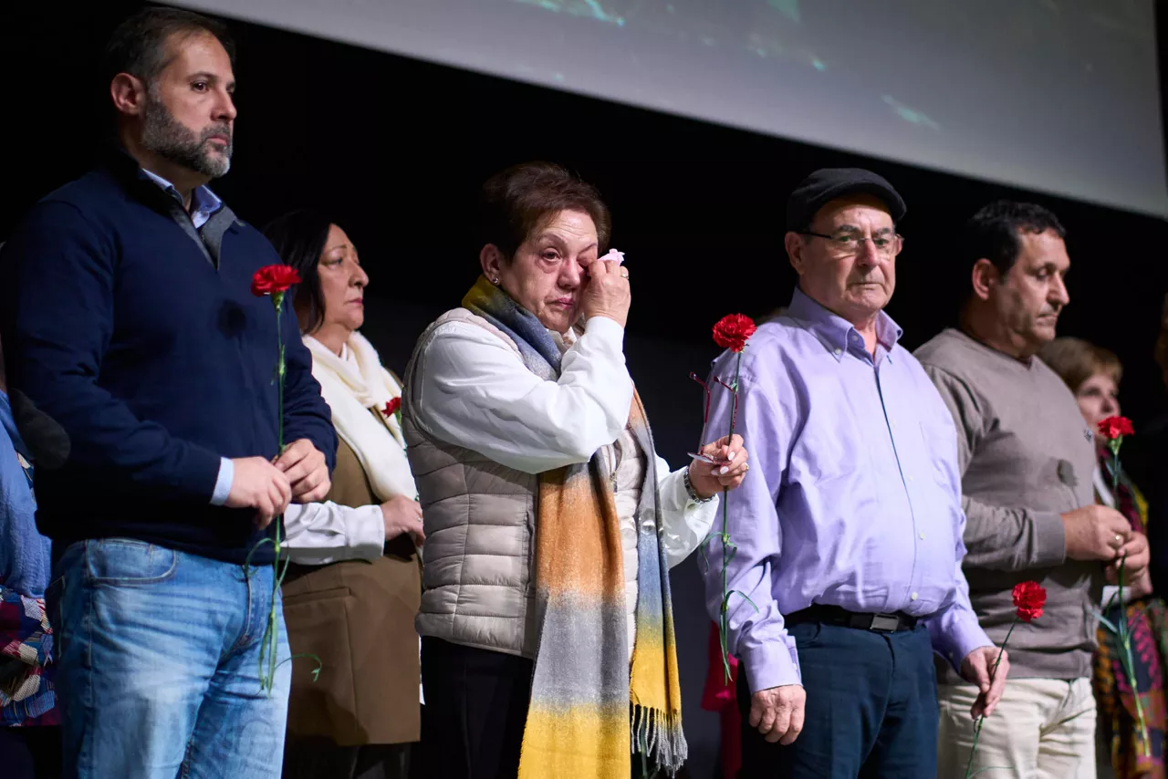 VITORIA, 28/02/2026.- Familiares de las víctimas de la masacre del 3 de Marzo en 1976 en Vitoria, en la que la policía armada mató a cinco trabajadores en una asamblea, en el acto de homenaje que se ha celebrado este sábado en Vitoria. EFE/Adrián Ruiz Hierro
