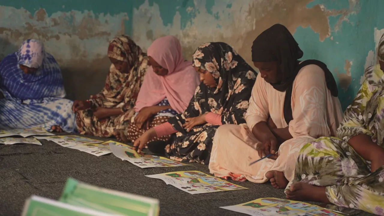 Mauritanian, migratzaile gehienak gizonezkoak dira, eta emakumeak bertan gelditzen dira, etxearen kargu, kasu gehienetan batere baliabiderik gabe. 