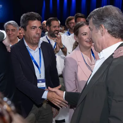 (Foto de ARCHIVO)

El presidente de la Generalitat Valenciana, Carlos Mazón (i), y el presidente del PP, Alberto Núñez Feijóo (d), a su llegada al XXI Congreso Nacional del Partido Popular, a 4 de julio de 2025, en Madrid (España). Con el lema ‘Toma partido por España’, XXI Congreso del PP, celebrado en Madrid del 4 al 6 de julio de 2025, busca reforzar el liderazgo de Alberto Núñez Feijóo, único candidato a la Presidencia del PP, renovar la dirección y la estrategia del partido, aprobar nuevas bases ideológicas y proyectar unidad como alternativa de gobierno ante el ciclo electoral de los próximos años.



Eduardo Parra / Europa Press

04 JULIO 2025;CONGRESO;NACIONAL;PP;PARTIDO POPULAR;POLÍTICA

04/7/2025