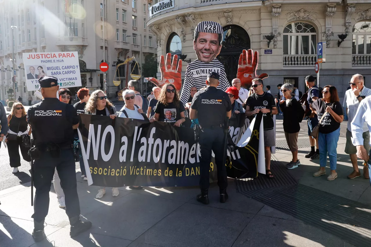 MADRID, 21/09/2026.- Las tres asociaciones de víctimas de la dana convocan una concentración, este lunes, ante el Congreso de los Diputados con motivo de la comparecencia del expresident de la Generalitat Carlos Mazón ante la comisión de investigación del Congreso. EFE/Zipi
