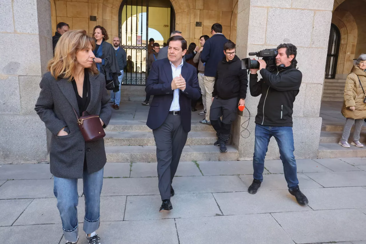 SALAMANCA, 15/03/2026.- El candidato del Partido Popular de Castilla y León a la reelección como Presidente de la Junta, Alfonso Fernández Mañueco, tras ejercer su derecho a voto en Salamanca. EFE/ JM García
