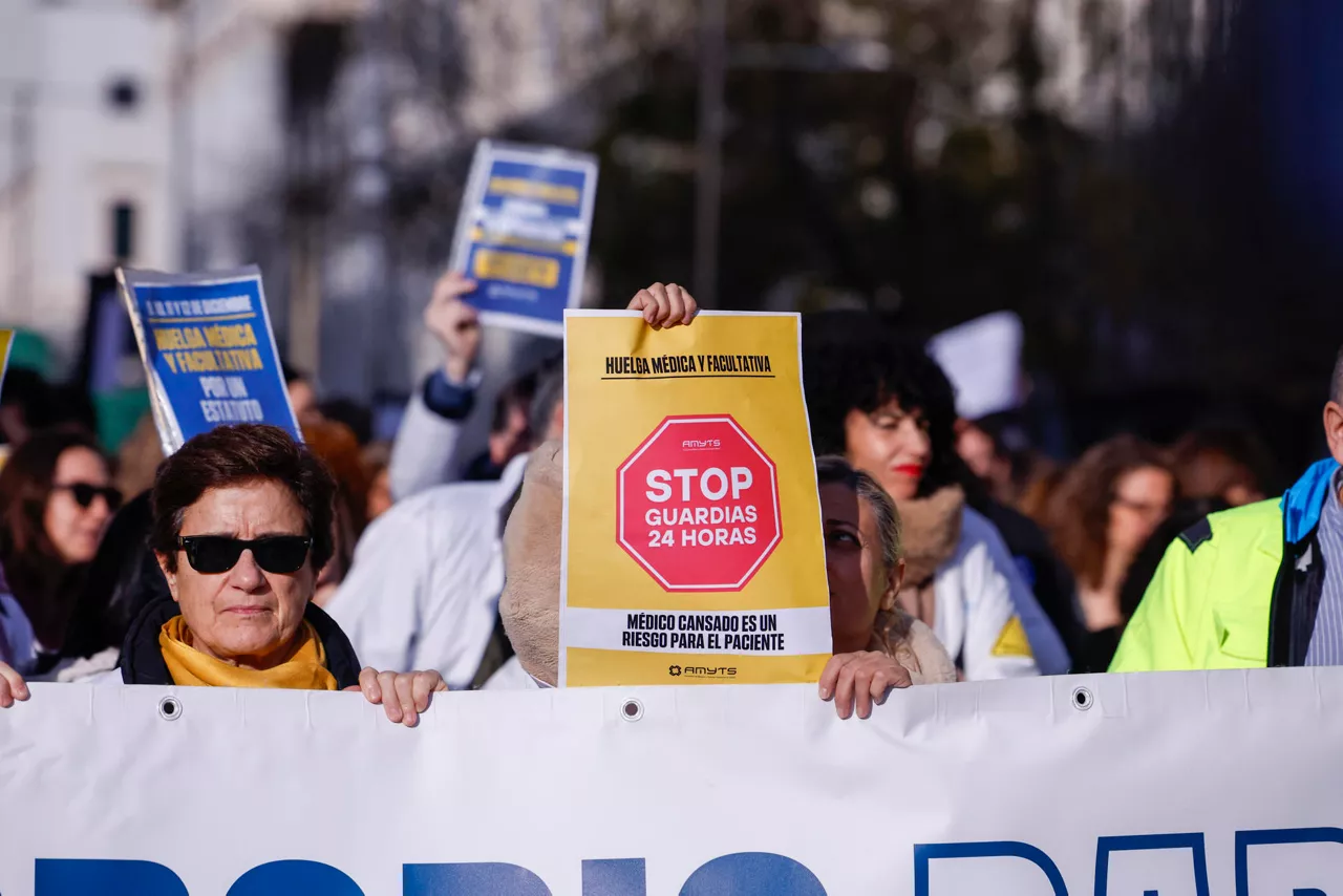 MADRID, 09/12/2025.-  Manifestación convocada por el sindicato madrileño de médicos Amyts, para protestar por la reforma del estatuto marco, y que está enmarcada en la huelga de cuatro días y de forma simultánea con otras concentraciones en centros sanitarios de numerosas ciudades, este martes. EFE/Javier Lizón
